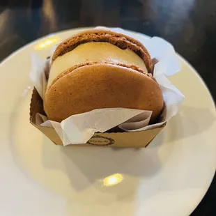 Macaroon Cappuccino Ice Cream Cookie