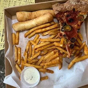 Everything was excellent! Fries were delicious, pizza was amazing. 10/10