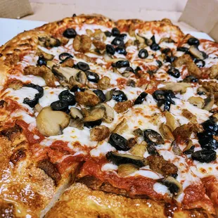 Sausage, black olives and mushroom with a butter garlic crust