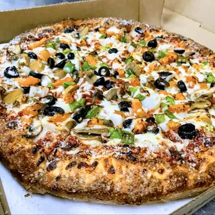Veggie Pizza with butter garlic Parmesan crust