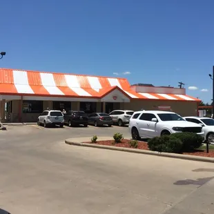 cars parked in front of a fast food restaurant