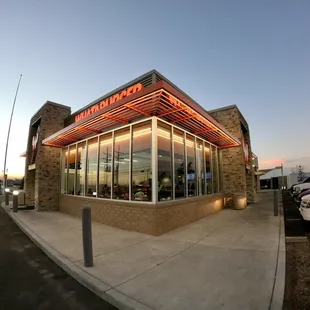 the exterior of a fast food restaurant