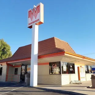 the exterior of a fast food restaurant