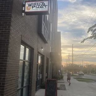 Good location and within 3 mins walking to Pins Mechanical