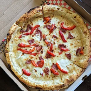 Soppressata, Roasted Red Peppers, Hot Honey Pizza | Instagram: @telephonesmoothie
