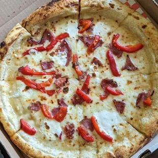 Soppressata, Roasted Red Peppers, Hot Honey Pizza | Instagram: @telephonesmoothie