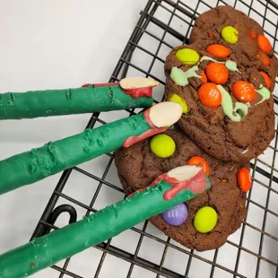 HOCUS POCUS M&amp;M CHOCOLATE COOKIES AND HALLOWEEN WITCH FINGER CHOCOLATE COVERED PRETZELS