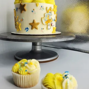 6" SONIC THE HEDGEHOG BUTTERCREAM CAKE