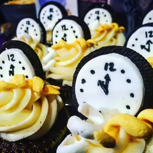 New Years Themed Gold, Black, and White Vanilla Buttercream Chocolate Cupcakes w/ Custom Fondant Decor and Oreo Accent