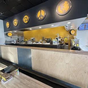 No employees insight! Customers came &amp; left.