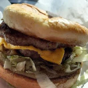 Cheeseburger with lettuce and tomato
