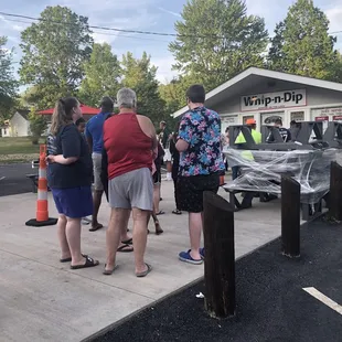 Long line for that peanut butter weekly flavor on a Wednesday night!!