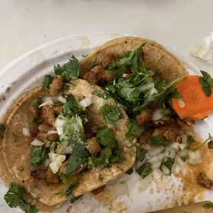 La cocinera tiene un carácter horrible aparte los tacos feos la carne muy dura como de días de recalentado