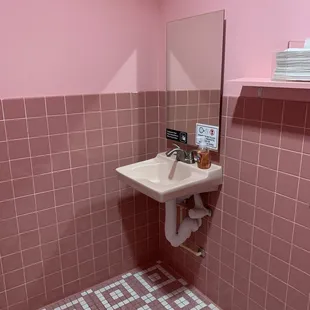 Love the pink bathroom