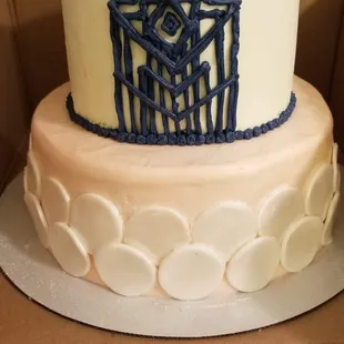 Cake we got with polka dots, not scallop. No silver anywhere on the cake. The top tier design is not straight at all or even