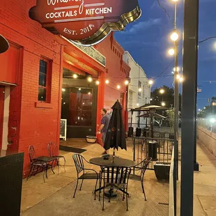 the outside of the restaurant