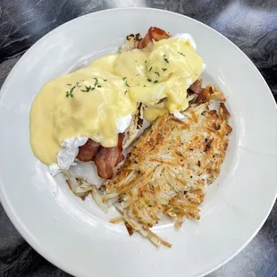 Eggs Benedict with Bacon and Hash-browns