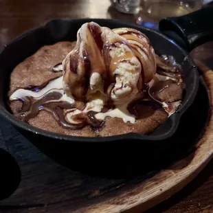 Baked chocolate chip cookie w ice cream