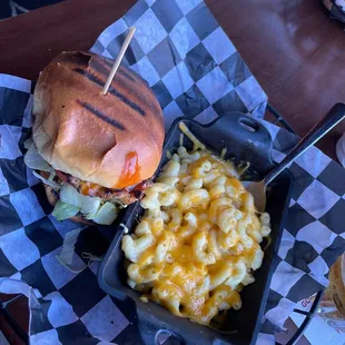 a hamburger with macaroni and cheese