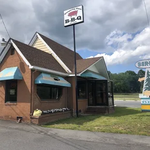 No inside dining during COVID. Drive thru/drive up is available .