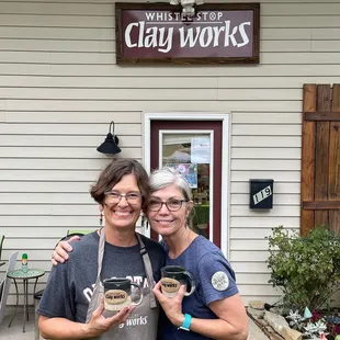 Bonnie McNett at the 2022 Pottery Affaire with event sponsor Patricia Franklin of Franklin Investments.