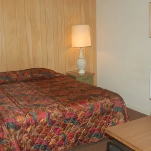 Queen room, facing bed.