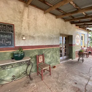 the outside of the restaurant