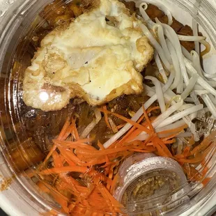 Fried egg on top Pad Thai tofu