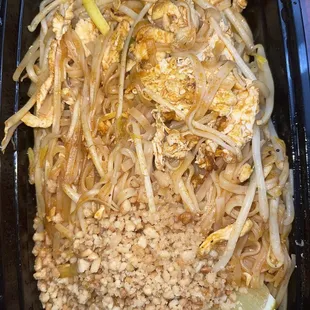 Pad thai chicken. Bland 2/5