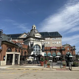 Front entrance of the mall to get to White flower cake shop.
