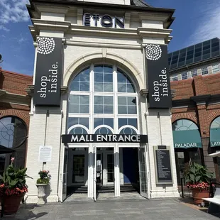 Front entrance to the mall to get to white flower cake