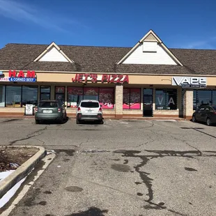 The plaza where White Lake Brunch is locates on highland rd