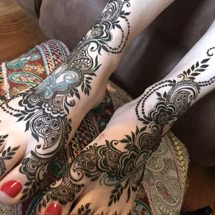 Bridal feet design incorporating tattoos.