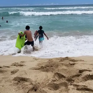 09.03.22 HappyBday 97.5 Hawaii's Favorite Country Station. Luv #MJandDJ #MadriagaKids #TeamMadz &amp; their #BASICCEOSAHMKARMA WhitePlainsBeach