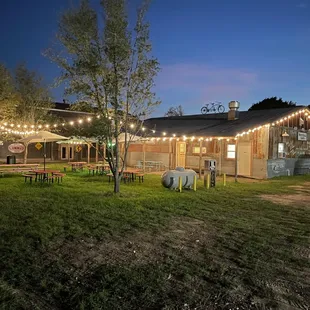 the outside of the restaurant at night