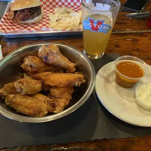 The atomic sauce is amazing if you love habaneros. They actually have someone make this sauce. Wings extra crispy with atomic sauce.