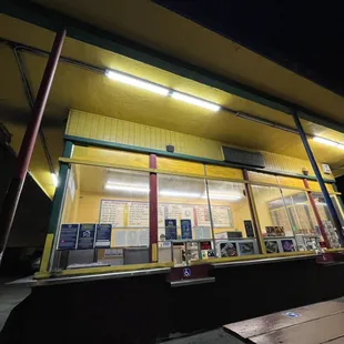 Exterior Whiz Burger.