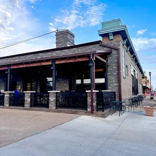 the outside of a restaurant