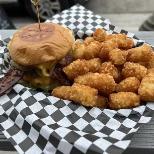 Deluxe Burger, Tots