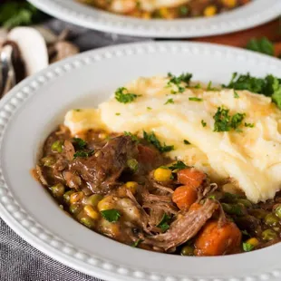 a plate of beef and mashed potatoes