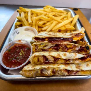 2 cheese blend, grilled chicken, tangy BBQ sauce, grilled onion. Served with hot fries