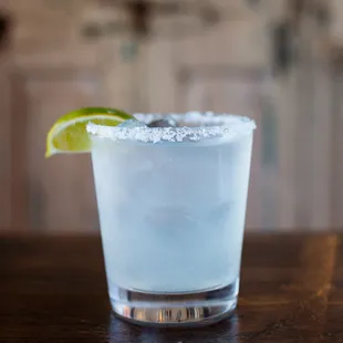 a close up of a margarita