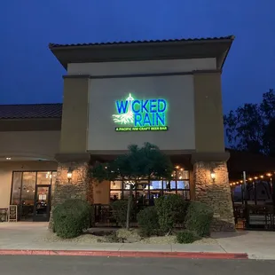 the outside of a restaurant at night