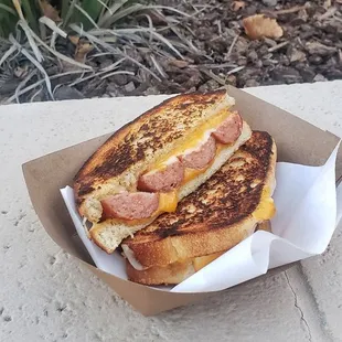 Grilled cheese with smoked sausage, my son loved it  IG: foodie_v