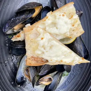 Half order of mussels with cheesy garlic bread