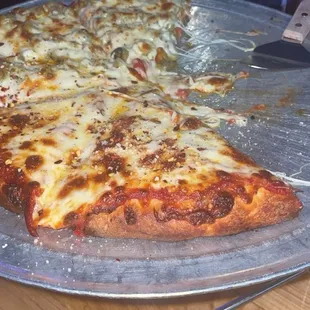 Pepperoni Pizza (16 inch) half with green olives