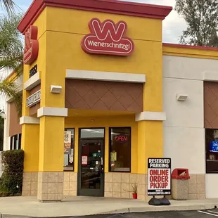 the outside of a restaurant