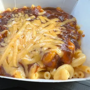 Macaroni and cheese with chili