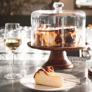 Basque cheesecake and white wine