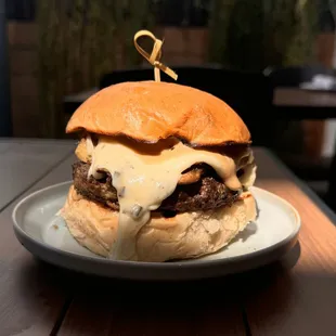 August Burger with sauteed mushrooms, leek fondue, worcestershire aioli